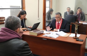 El juez Luis Cevallos (derecha), quien adelantaba el caso por corrupción judicial en la Corte Suprema y condenó al expresidente de la Corte del Callao, Walter Ríos, también fue salpicado. FOTO efe