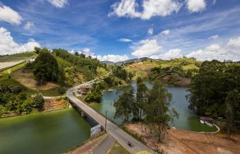 En El Peñol (foto) se realiza un festival para preservar la memoria del pueblo inundado por la represa de Guatapé. FOTO Jaime Pérez