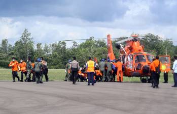 Labores de rescate de las 162 personas que viajaban en el vuelo QZ8501 de AirAsia. FOTO AFP.