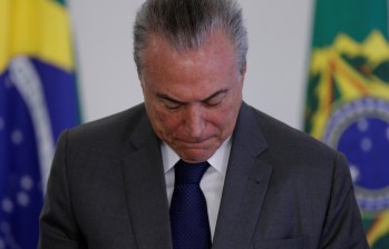 Lejos de cumplir con sus promesas de sanear instituciones, Temer quedó igual o más salpicado que Rousseff. FOTO reuters