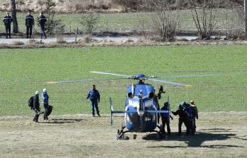 La hipótesis de que uno de los pilotos salió de la cabina y luego no pudo entrar toma fuerza entre los investigadores del accidente. FOTO AFP