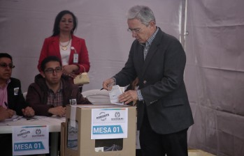 El expresidente y senador del Centro Democrático, Álvaro Uribe Vélez, votando el día del plebiscito. FOTO COLPRENSA. 