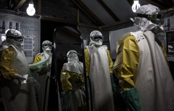 El personal médico que trata a las personas con ébola debe usar trajes de protección. FOTO: MÉDICOS SIN FRONTERAS