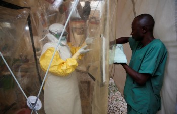 El personal médico que trata el ébola debe usar trajes de protección. FOTO: REUTERS