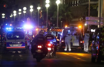 Allegados a las víctimas expresaron su dolor una vez conocieron del atentado en el centro de Niza. Foto AFP 