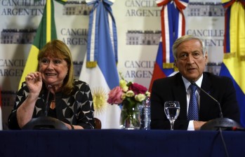 La canciller argentina, Susana Malcorra, y su homólogo chileno, Heraldo Muñoz, hablaron de los beneficios del acuerdo. FOTO AFP