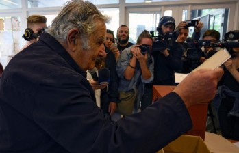 El expresidente de Uruguay José Mujica votó el domingo en un colegio electoral en Montevideo durante las elecciones generales de ese país. Foto AFP