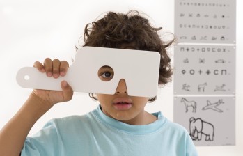 Padres y educadores deben prestar atención a las señales que indicarían problemas de salud visual en los menores. FOTO sstock