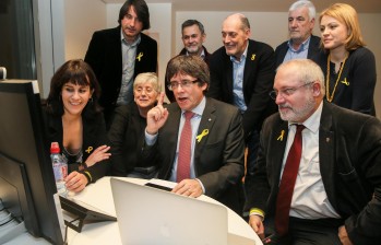 El expresidente de la generalitat de Cataluña, Carles Piugdemont, y su equipo siguieron las elecciones desde Bruselas, ya que lo persigue la justicia en España. FOTO EFE