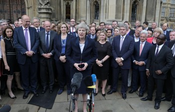 Theresa May, anunció que será designada este miércoles como primera ministra del Reino Unido en compañía de otros miembros del Partido Conservador. Continuará visión de D. Cameron. FOTO AFP