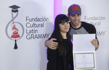Enrique Iglesias elogió el talento Silviana Itzel Salinas y aseguró sonriente que “sería un placer que tocara” con su banda en algún concierto en directo. FOTO AP