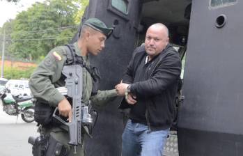 Freyner Ramírez, alias “Carlos Pesebre”, durante un traslado en una tanqueta de la Policía. FOTO: Cortesía Policía Metropolitana.