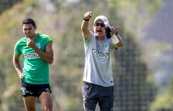 El técnico Juan Carlos Osorio inicia el plan definitivo con miras a buscar el título de Liga y el cupo a la Copa Libertadores de 2020. Atrás, un bastión, Daniel Bocanegra. FOTO Juan Antonio Sánchez