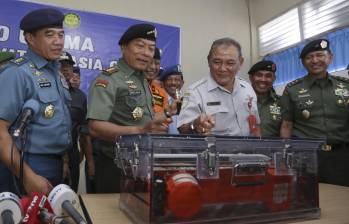Las autoridades de Indonesia, encargadas de la búsqueda, se muestran contentas ante el hallazgo de la grabadora. FOTO ap