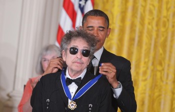 Obama realizó un homenaje en La Casa Blanca a Bob Dylan en 2012. FOTO AFP