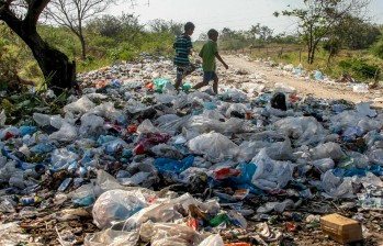 La imagen, captada en el Atlántico, describe la realidad a la que se enfrenta Colombia por el uso excesivo y descontrolado de plástico. FOTO Juan Antonio Sánchez 