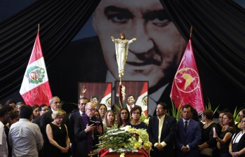 Familia y conocidos del expresidente Alan García durante su velación. FOTO: REUTERS