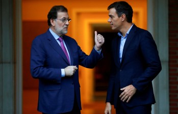 El líder del Psoe, Pedro Sánchez (derecha), tiene la oportunidad de desgastar desde la oposición al Partido Popular de Rajoy, pero según expertos no necesita para ello la moción. FOTO reuters