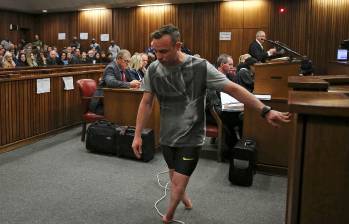 Pistorius camina sin prótesis en el tribunal para demostrar su supuesta vulnerabilidad
