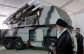 Hasán Rohaní, presidente de Irán, durante su visita a cuarteles militares. Este mandatario también es acusado de almacenar uranio. FOTO Efe