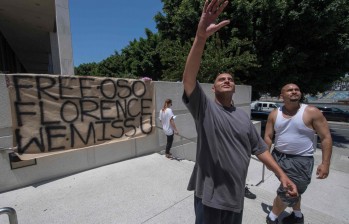 En la sede del ICE, en Los Ángeles, varias personas intentaron saludar a sus parientes allí detenidos, sin que haya rastro de nuevas redadas. FOTO AFP