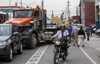 La zona cuenta con un horario de cargue y descargue que obstaculiza el paso de ciclistas. Además, carros y motos usan la ciclorruta para adelantar las filas de tráfico. FOTO jaime pérez