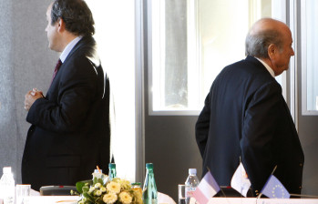 Joseph Blatter (derecha) y Michel Platini confirmaron ayer, tras conocer el veredicto del Comité de Ética de la Fifa, que apelarán la suspensión ante el Tribunal de Arbitraje Deportivo. FOTO AP