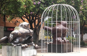 En abril de 2014 los transeúntes del Parque San Antonio se sorprendieron al ver la escultura “Pájaro” de Fernando Botero encerrada en una jaula. Fue una protesta simbólica como parte de la conmemoración del Día Nacional de la Memoria y la Solidaridad con las Víctimas del conflicto. FOTO cortesía Sergio jaramillo
