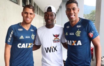 Gustavo Cuéllar y Orlando Berrío le dieron la bienvenida a Marlos Moreno, nuevo jugador de Flamengo de Brasil. FOTO TOMADA DEL TWITTER DE FLAMENGO