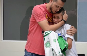 Johan Ramírez, el “niño ángel”, con el jugador de Chapecoense Helio Neto, sobreviviente de la tragedia. FOTO CHAPECOENSE FÚTBOL CLUB