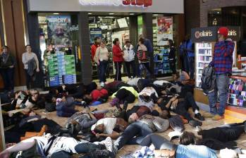 En un centro comercial cerca de St. Louis, los manifestantes cantaron “No al Viernes Negro” antes de acostarse en el suelo del segundo piso del lugar. FOTO AFP