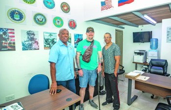 Danilo Bryan en su oficina, acompañado de otros dos veteranos: Kevin Sharpe (centro) y Terence Mitchell (derecha). FOTO Camilo Suárez