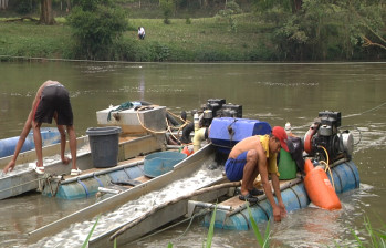 Toda su vida, estos hombres han trabajado en el río. Su actividad no es ilegal, dicen. Foto andrés felipe abello