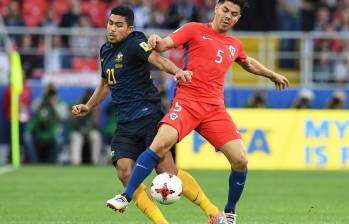 Francisco Silva (Chile) tuvo problemas en defensa contra los australianos, pero logró festejar la clasificación. FOTO afp