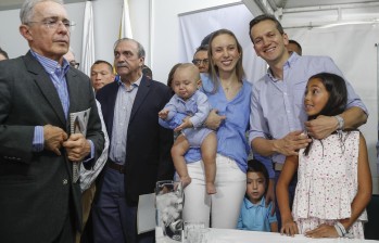 El expresidente Álvaro Uribe en la inscripción de la candidatura de Alfredo Ramos para la Alcaldía de Medellín. Lo acompañó a él y a Andrés Guerra y ninguno llegó al poder. FOTO Manuel saldarriaga