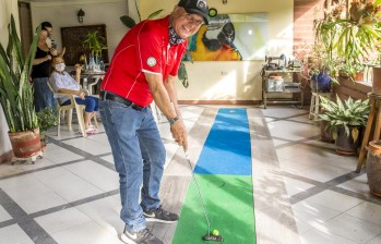 José Arnoldo Martínez está feliz con el pronto regreso del golf a los campos, espera paciente que de El Rodeo confirmen el día de apertura, aunque en casa se mantiene activo. FOTO Juan a. sánchez 