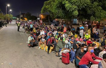 Unos 800 venezolanos están varados en la frontera de Colombia con su país. FOTO: EFE