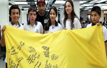 Una bandera gigante llena de mensajes para las medallistas olímpicas