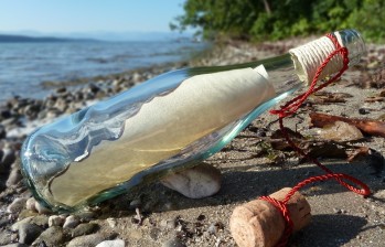 Un hombre que recogía leña en Alaska encontró una botella con un mensaje escrito a mano deseando “feliz navegación” al que lo hallara, más de 50 años después de que el frasco fue arrojado al mar por un marinero ruso. Foto: Pública