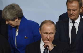 La primera ministra, Theresa May, el presidente de Rusia, Vladimir Putin, y el presidente del Consejo Europeo, Donald Tusk, meses antes de la crisis diplomática que empeoró ayer. FOTO AFP 