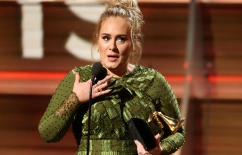 Adele recibió emocionada los premios más importantes de la noche FOTO Reuters