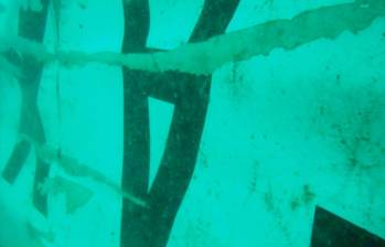 Recuperan la cola del avión de AirAsia