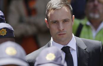 El atleta sudafricano Oscar Pistorius, encarcelado por el homicidio de su novia, la modelo Reeva Steenkamp salió de la cárcel este lunes y ahora se encuentra bajo arresto domiciliario. FOTO AP