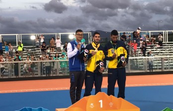 Los colombianos Carlos Iván Franco y Carlos Pérez en el podio de los 1.000 metros en Taipéi. FOTO cortesía-Fedepatín 