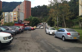 Caos por vía que es parqueadero en el barrio Buenos Aires