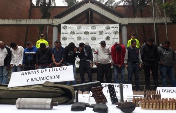 A los capturados se les incautó armamento y documentos falsos. FOTO POLICÍA METROPOLITANA DEL VALLE DE ABURRÁ. 