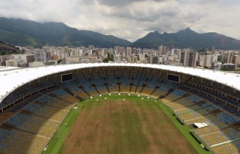 La cancha amarillenta del miticó Maracaná es la muestra de cómo el estadio está sumido en el completo abandono. FOTO AFP