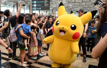 Fanáticos recibieron a Pikachu en la parada de un evento promocional de Pokémon GO en Singapur. FOTO AFP