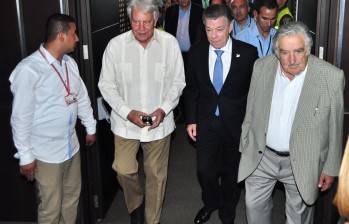 Felipe González (IZQ), exjefe del Gobierno español; el presidente Santos y José Mujica (DER), expresidente uruguayo discutirán con las Farc y el gobierno los avances del Acuerdo. FOTO Colprensa
