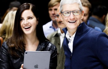 La cantante Lana del Rey y Tim Cook, CEO de Apple, en la presentación de los nuevos dispositivos en Brooklyn (Nueva York). FOTO: EFE